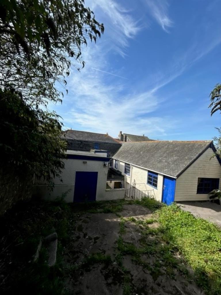 Lot: 35 - FREEHOLD COMMERCIAL INVESTMENT IN TOWN CENTRE - Rear elevation with some garden area shown